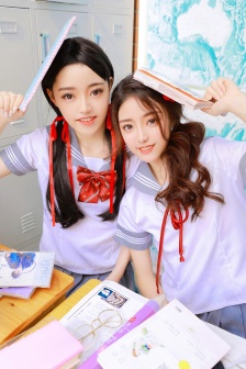 强吻扒胸摸屁